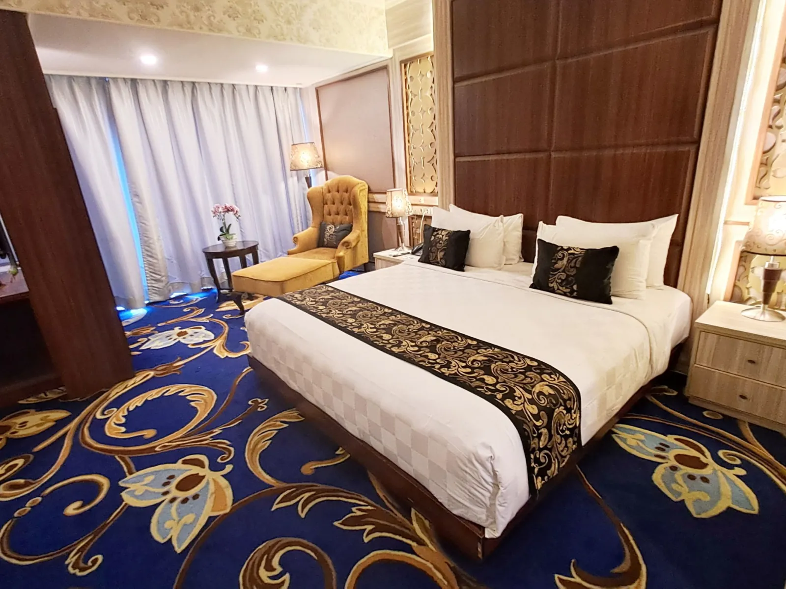 Sapphire Suite living area